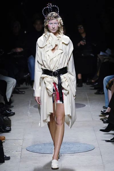 Look 16